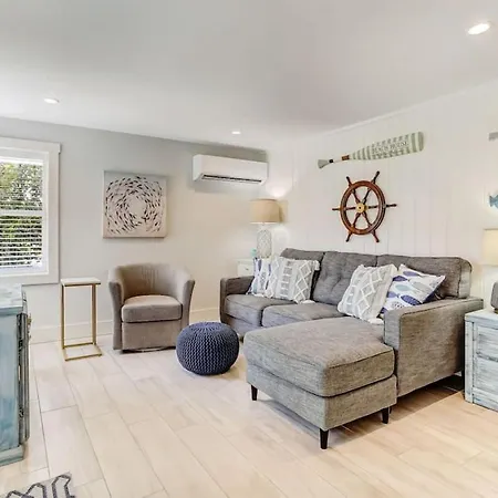 The Reef - Cozy Hideaway - Private Patio - Located Steps From The Beach